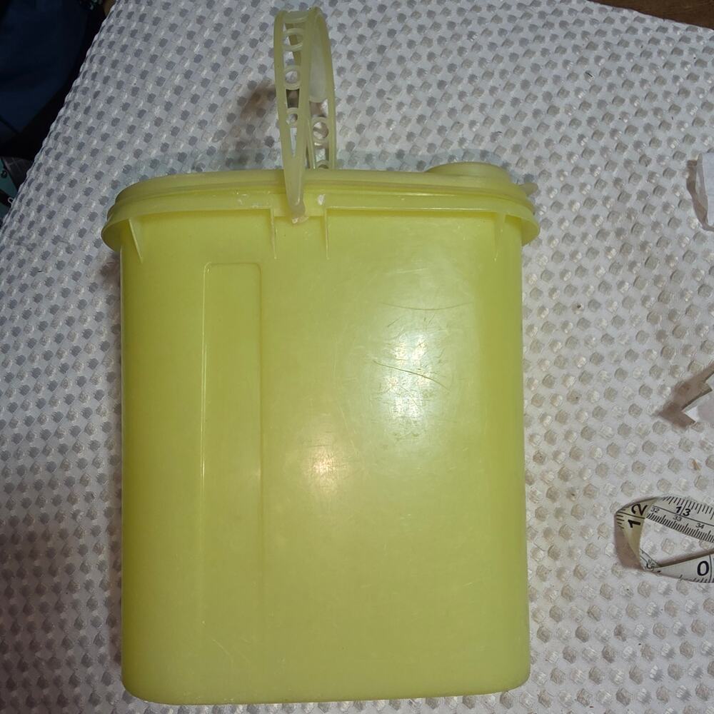 VINTAGE TUPPERWARE 2 qt BEVERAGE BUDDY PITCHER YELLOW